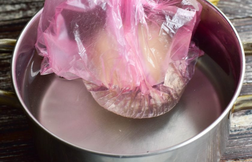 1. Этап. Тесто Водолаз: Выложите тесто в пакет, завяжите его и отправьте в кастрюлю, в которую наберите холодную воду.