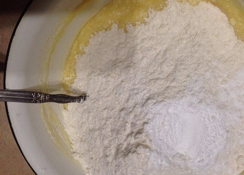 1. Этап. Творожные кексы в силиконовых формочках: Теперь всыпаем муку и разрыхлитель. Муку всыпайте частями, чтобы тесто получилось не слишком тугим.