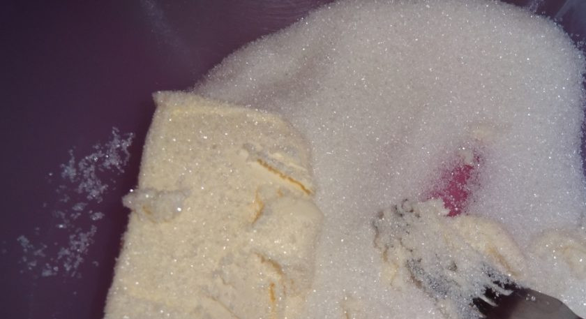 1. Этап. Шарлотка с яблоками и кефиром: 1. Размягченное масло перетираем с сахаром. Затем добавляем яйцо и снова перетираем.