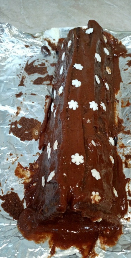 1. Этап. Шоколадный домик с рисовой полентой: Готовим шоколадную глазурь-для этого смешиваем какао с оставшимся сахаром, добавляем сметану и 50 гр. сливочного растопленного масла, все хорошо перемешиваем и подогреваем на плите на медленном огне 5 минут, до кипения не доводим. Готовую глазурь остужаем и поливаем наш десерт.