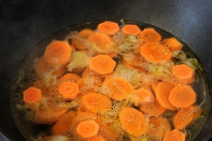 1. Этап. Суп-пюре Креси: Вливаем бульон и варим до готовности моркови.