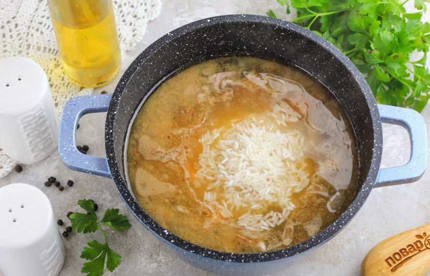 1. Этап. Плов с айвой и говядиной: Затем промойте рис и всыпьте его в емкость. Во время варки мяса жидкости станет меньше, но она должна покрывать рис на несколько сантиметров. Крупа набухнет в процессе варки и вберет в себя весь бульон.