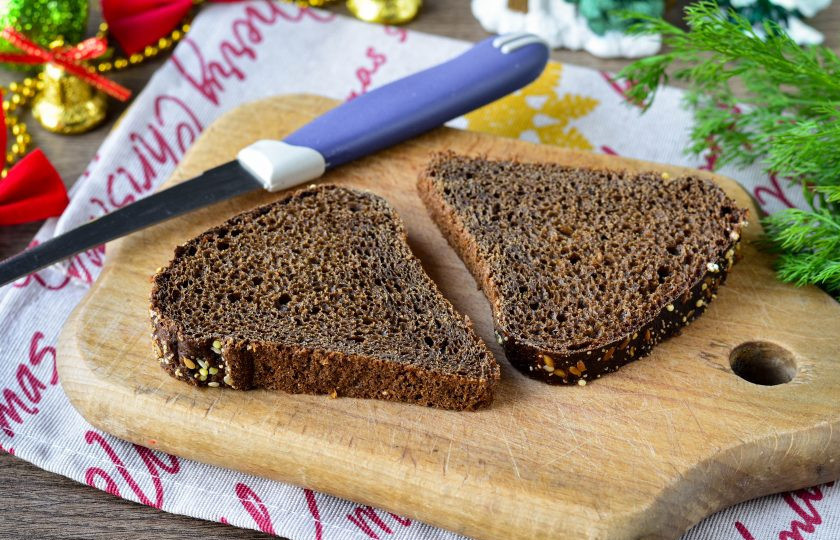 1. Этап. Бутерброды с красной рыбой и лимоном: Нарежьте черный хлеб на кусочки средней толщины.