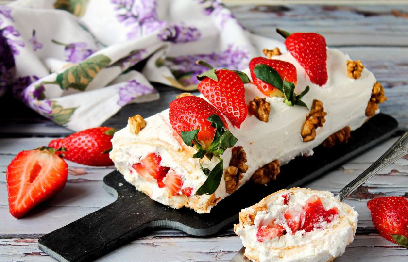 1. Этап. Меренговый рулет с клубникой: Спустя время десерт готов! Приятного аппетита!