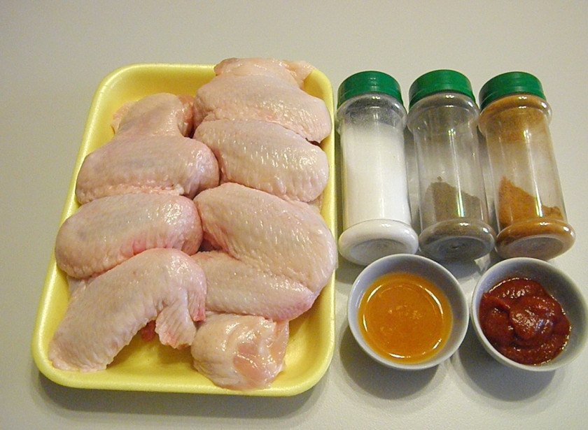 1. Этап. Куриные крылышки в медовом соусе: Приготовьте продукты. Крылышки тщательно вымойте, удалите остатки перьев, если есть. Просушите бумажными салфетками.