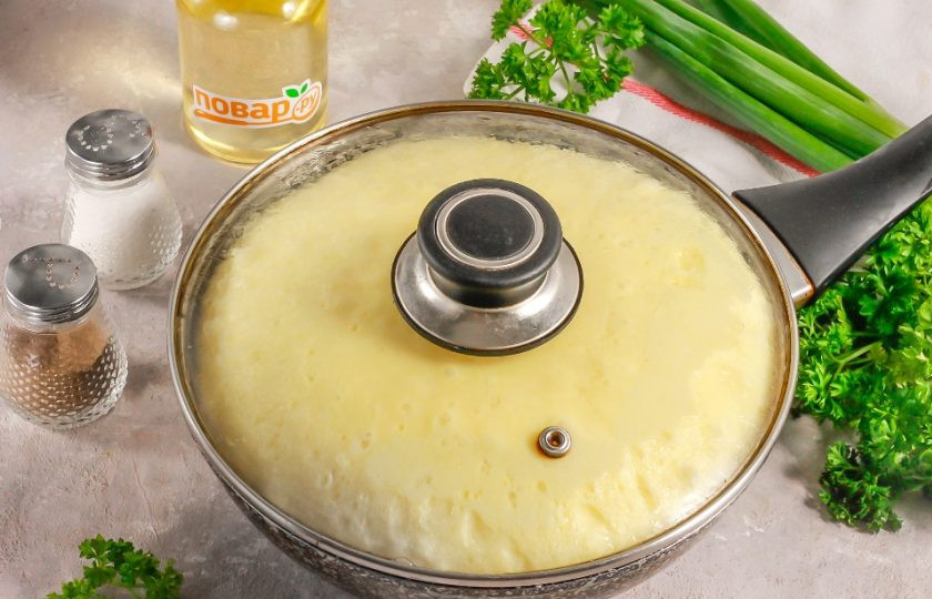 1. Этап. Пышный омлет на сковороде без молока: Обжаривайте 7-10 минут под крышкой. Омлет в сковороде получится необыкновенно пышным!