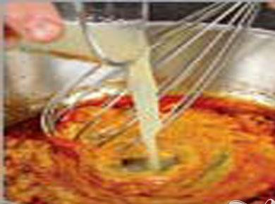 1. Этап. Утка хрустящая с сыром: 3. Разогреваем растительное масло в небольшой кастрюле, добавляем кайенский перец, секунд 20 прогреваем. Снимаем с огня, переливаем в другую посуду, даем остыть. Постоянно взбивая, вводим понемногу горчицу. Добавляем молотый кориандр.