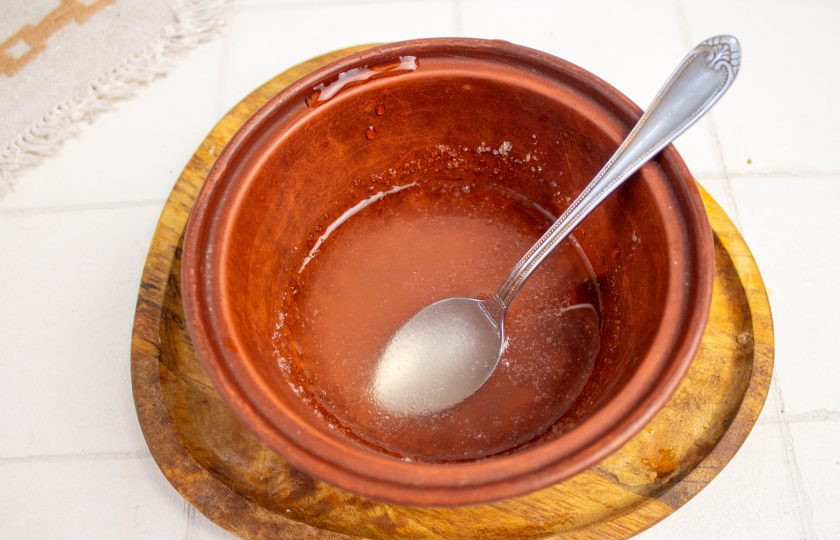 1. Этап. Лимонный чизкейк без выпечки: Желатин замочите в холодной воде и дайте ему набухнуть.