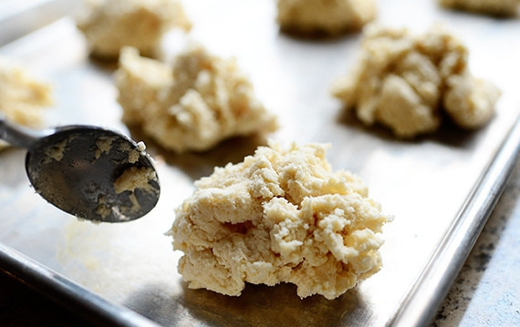 1. Этап. Песочное печенье с подливой: 4. На противень чайной ложкой разложите шарики теста в виде печенья. Выпекайте печенье при температуре 200 градусов в течение 15-17 минут.