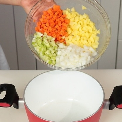 1. Этап. Лапша с говядиной и овощами: Все овощи, кроме помидоров, нарезаем на небольшие кубики. Кладем в кастрюлю.