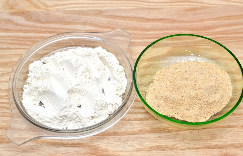 1. Этап. Ананасы в кляре: В разные чашки высыпьте муку и панировочные сухари.