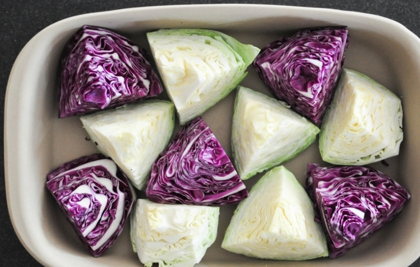 1. Этап. Запеченная белокочанная капуста: Капусту вымойте, очистите от кочерыжки и жестких верхних листьев. Разрежьте на крупные куски и выложите в форму для запекания. У меня на фото есть еще и капуста другого цвета - ее тоже можно так запекать.