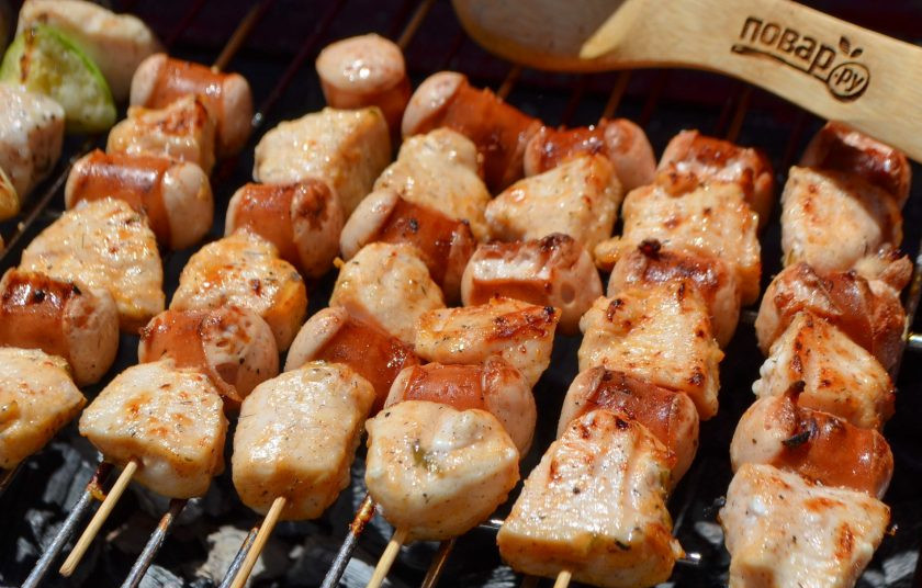 1. Этап. Шашлык из курицы с сосисками: Жарьте на решетке до готовности курицы. Примерное время – 15-20 минут. Периодически переворачивайте шпажки щипцами.