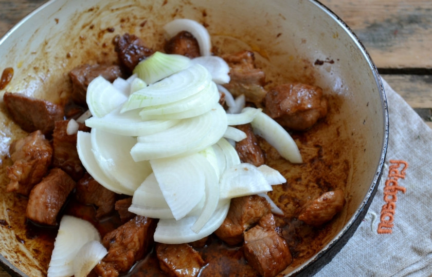 1. Этап. Свинина под соевым соусом: За 5-7 минут до готовности добавьте лук. Посолите, добавьте специи.