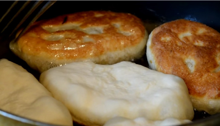 1. Этап. Жареные пирожки с капустой на кислом молоке: 7. Обжаривайте в разогретом масле на среднем огне с обеих сторон.