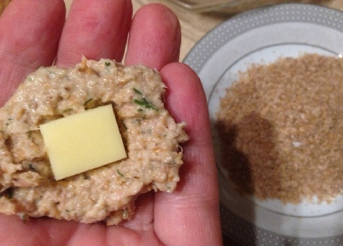 1. Этап. Диетические туннаболы: Я решила сделать 10 шариков, но можно сделать туннаболы меньшего размера. Набираем часть массы, внутрь вкладываем кубик сыра, скатываем в шарик.