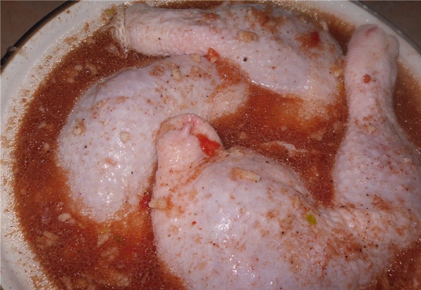 1. Этап. Курица в фольге в мультиварке: 3. Добавим томатную пасту и уксус, а также соль и перец по вкусу. Разбавим водой или бульоном так, чтобы маринад покрывал курицу. Оставим на какое-то время.