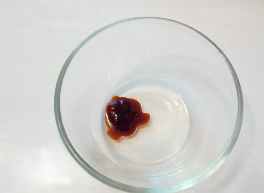 1. Этап. Домашние шпроты в мультиварке: В миску влейте 2 столовые ложки масла и добавьте соус 