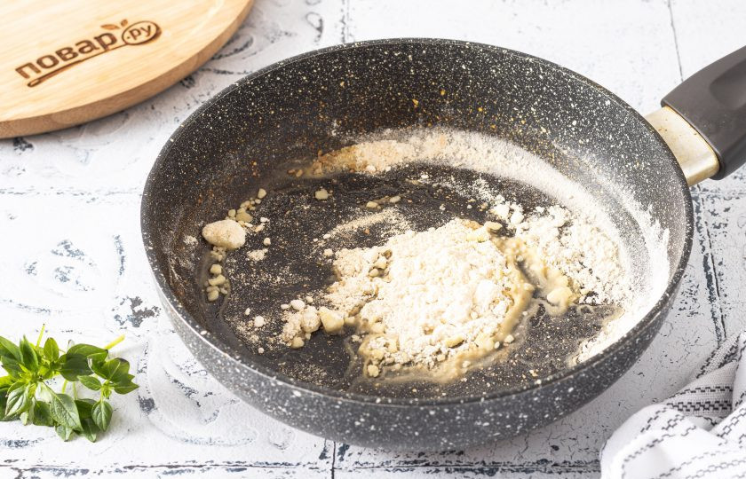 1. Этап. Гратен на кокосовом молоке: Разогрейте сковороду с оливковым маслом и обжарьте муку до легкого золотистого цвета.