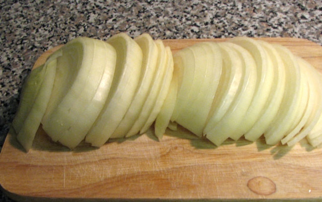 1. Этап. Традиционный греческий салат: Лук почистить, нарезать крупными полукольцами или перьями и замариновать в лимонном соке.