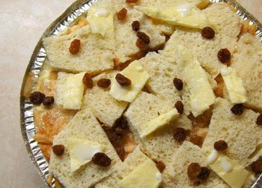 1. Этап. Шарлотка из сухарей с яблоками: На яблоки уложить слой сухарей, масло, изюм. Сбрызнуть молоком и посыпать сахаром.