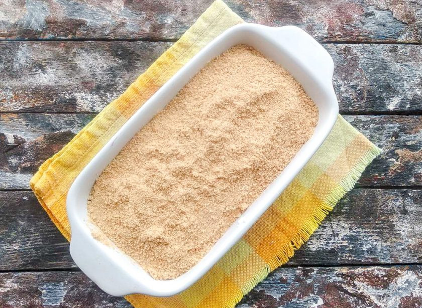 1. Этап. Творожная запеканка с печеньем: Сверху посыпьте измельченным печеньем и отправьте в разогретую до 180 градусов духовку на 30 минут.