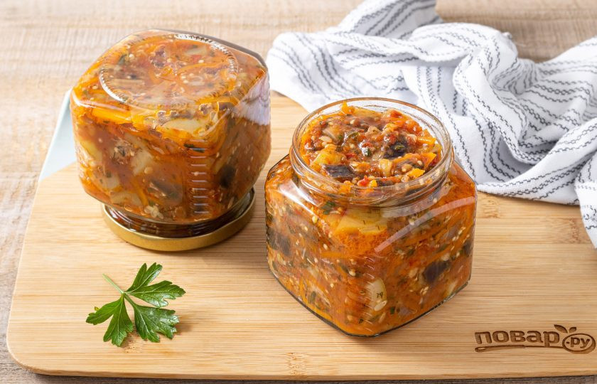 1. Этап. Овощи по-кубански: Разложите закуску по чистым стерилизованным баночкам, герметично закатайте. Банки переверните вверх дном, укутайте в полотенце и оставьте так до полного остывания.