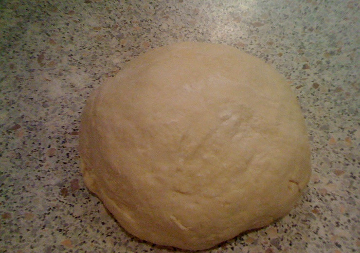 1. Этап. Вареники на пару украинские: Затем начинаем всыпать в кефир муку (небольшими порциями) и замешивать тесто. Как только тесто станет мягким, эластичным и перестанет липнуть к рукам, значит оно готово, и муки больше не надо.