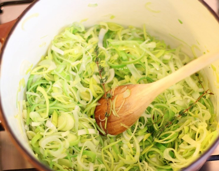 1. Этап. Суп из лука-порея: К луку добавляем несколько веточек тимьяна и вливаем белое вино, перемешивая, ждем пока вино выпарится.