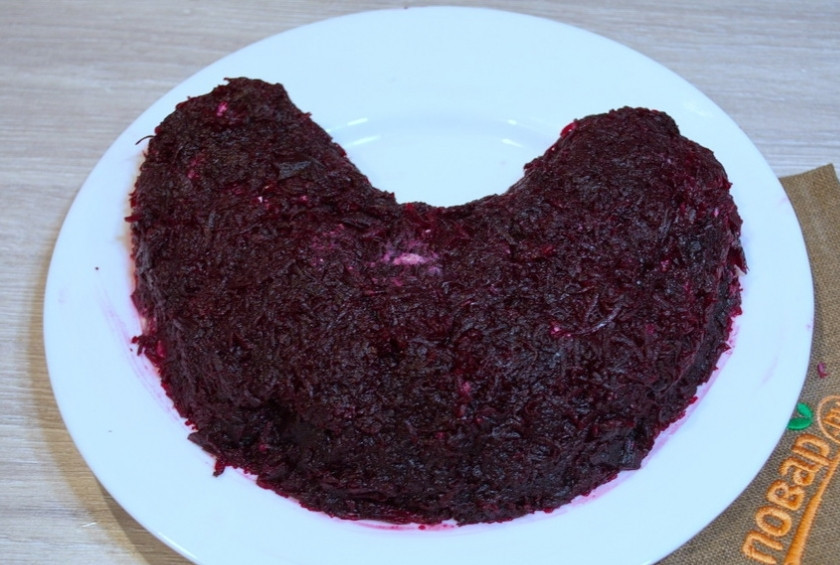 1. Этап. Салат Петух на Новый год: Отварную или запеченную свеклу очистите и натрите на мелкой терке. Это позволит сделать салат более сочным.