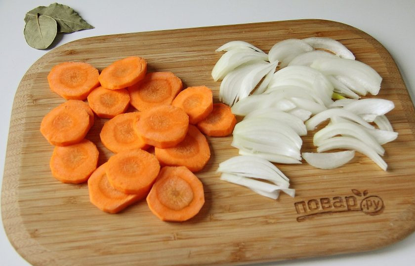 1. Этап. Татариахни: Тем временем нарежьте крупно морковь и лук.