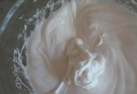 1. Этап. Торт Ореховый полет: 3. После того, как белки загустели, по одной ложке добавляем сахар и продолжаем взбивать.