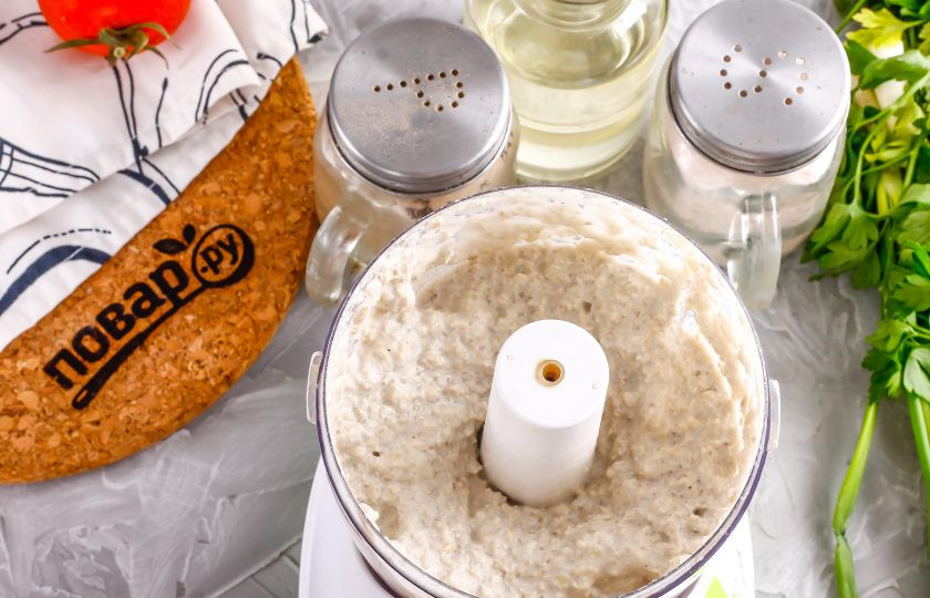 1. Этап. Майонез из подсолнечных семечек: Влейте воду и измельчите все на пульсирующем режиме примерно за 5-7 минут. Взбивать нужно очень долго, чтобы измельчить все семена. В конце влейте растительное масло и еще раз все взбейте.