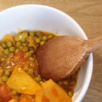 Карри из картофеля и зелёного горошка