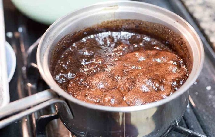 1. Этап. Печенье без выпечки: 1. В кастрюле смешайте сахар, сливочное масло, молоко и какао. Отправьте кастрюлю на огонь и варите до однородной массы.