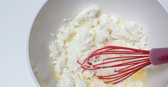 1. Этап. Королевский творожный пирог: 7. Выложите творог и добавьте крахмал. Все тщательно перемешайте ложкой или венчиком.