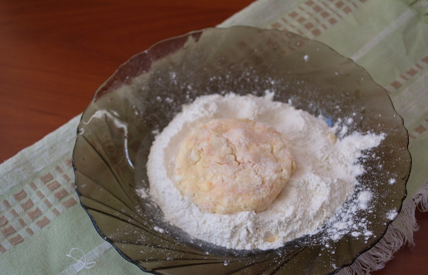 1. Этап. Розовые сырники: Дети своеобразно относятся к отдушкам, ванилину и прочему. Добавлять их в тесто следует осмотрительно. Я не добавляю. Столовой ложкой наберите порцию теста на 1 сырник. Обваляйте его в муке, придав форму сырника.