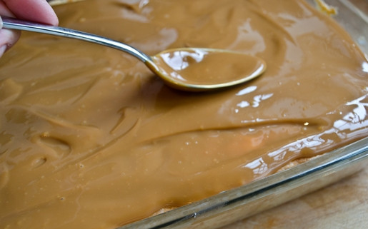 1. Этап. Крем для пропитки коржей: 7. И распределите ровным слоем. Вот и все, аппетитный крем для пропитки коржей в домашних условиях вместе с карамельным молоком превратил ваш простой бисквит в невероятный десерт.