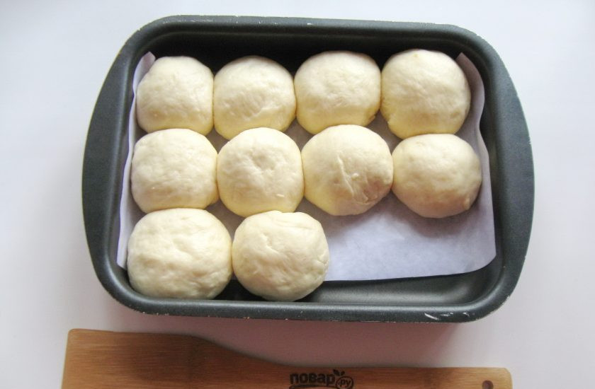 1. Этап. Пирожки с конфетами: Выложите пирожки в форму для выпекания швом вниз и дайте им постоять при комнатной температуре 25-30 минут.