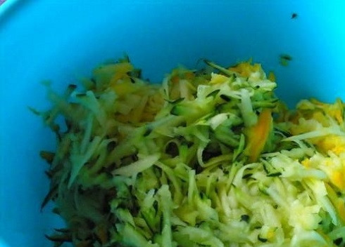 1. Этап. Кабачковые котлеты: Кабачок или цуккини очистим от сердцевины с семенами и натрем с морковкой на средней терке. Солим, перемешиваем и оставляем минут на 10-15, чтобы образовался сок.