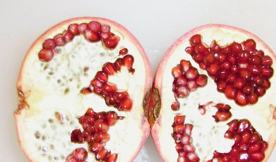 1. Этап. Зеленый салат с гранатом: 3. Гранат вымойте, обсушите, аккуратно отделите зерна.