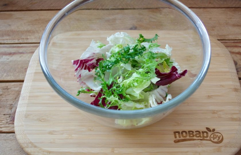 1. Этап. Салат из кальмаров и креветок: Для приготовления салата я взяла салатные листья разных сортов. Хорошо промойте их и, нарвав на небольшие кусочки, поместите в салатник.
