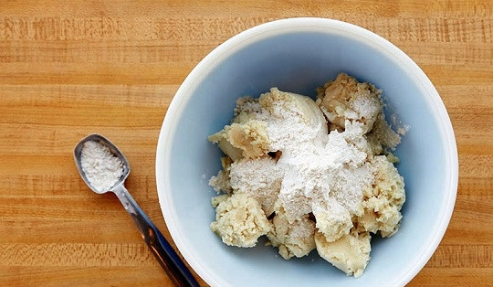 1. Этап. Рождественское печенье из песочного теста: 1. С тестом все довольно просто: соедините холодное сливочное масло с мукой, разрыхлителем и щепоткой соли. Разотрите их в однородную крошку. Добавьте желтки и чуточку холодной воды. Всыпьте по вкусу сахарную пудру, все тщательно перемешайте.