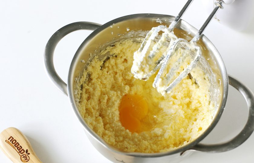 1. Этап. Бисквитный пирог с клюквой: Добавьте яйца. Яйца добавляем по одному, каждый раз взбивая массу до однородного состояния.