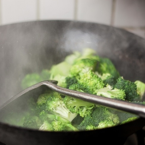 1. Этап. Говядина с брокколи: В воке разогреваем примерно половину оставшегося масла. В раскаленное масло выкладываем брокколи.