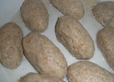 1. Этап. Котлеты с сырной начинкой: 5. В раскаленную сковородку налить масло и жарить наши котлеты с одной стороны, а потом с другой минуты по две, пока не появится золотистая корочка. Потом уменьшить огонь и жарить котлеты, пока они не приготовятся, примерно по 10 с каждой стороны.