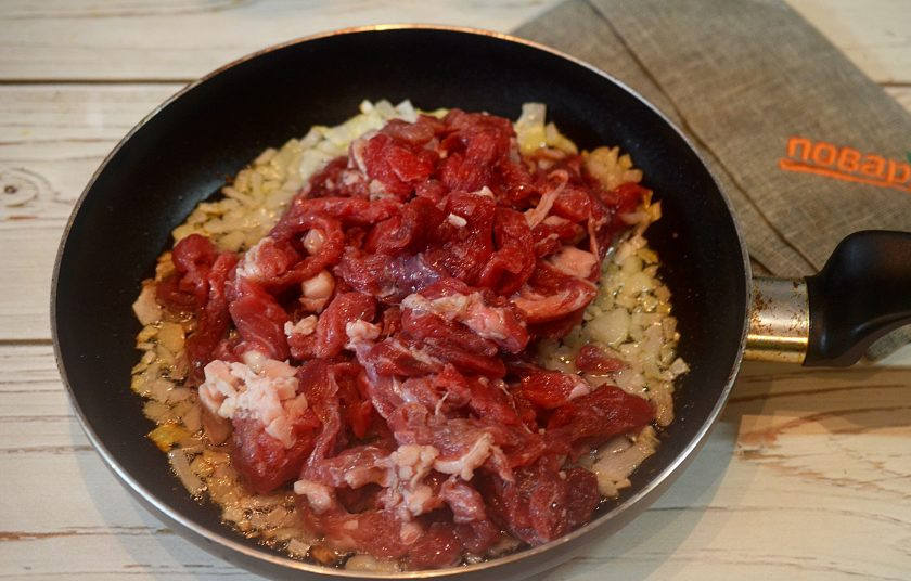 1. Этап. Говядина по-цыгански: 4. Добавьте к луку и обжарьте все вместе, затем добавьте вино и тушите на небольшом огне 1 час.