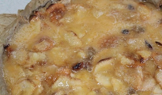 1. Этап. Яблочный пирог Хмельной: Достаем пирог и аккуратно выливаем равномерно заливку. Ставим еще на 10 -15 минут - ориентируйтесь на свою духовку!