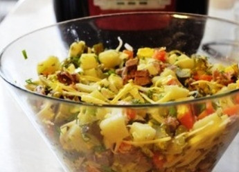 1. Этап. Оливье с индейкой: Смешиваем все нарезанные продукты и горошек в большой миске и заправляем домашним майонезом.