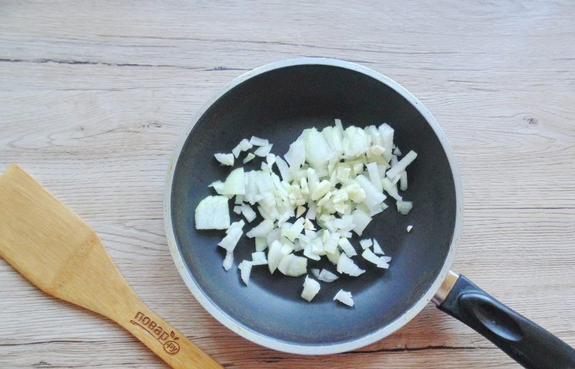 1. Этап. Суп из чечевицы с фаршем: Пока варится чечевица и картофель, лук очистите, ополосните и нарежьте мелко. Так же очистите и нарежьте мелко чеснок. Переложите в сковороду лук, чеснок и добавьте подсолнечное масло.